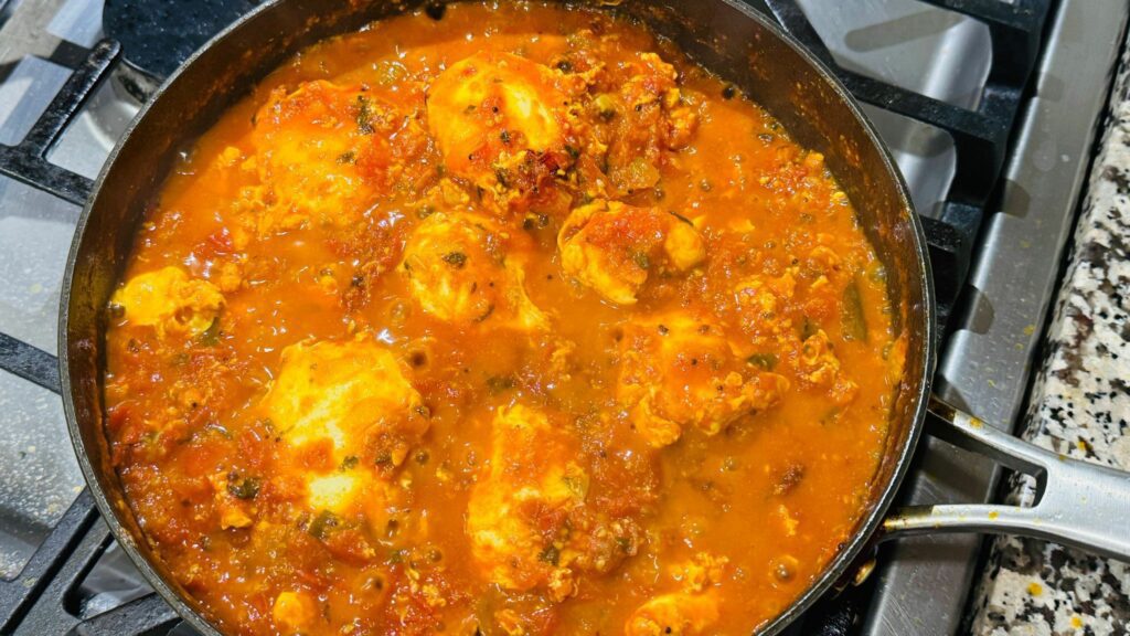 Mutta Pottichu Ozhichu Curry | Egg Drop Curry